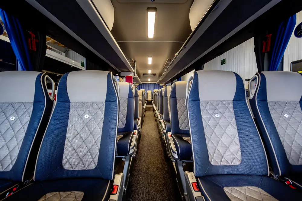 Innenansicht eines Reisebusses von Cepera Reisen.