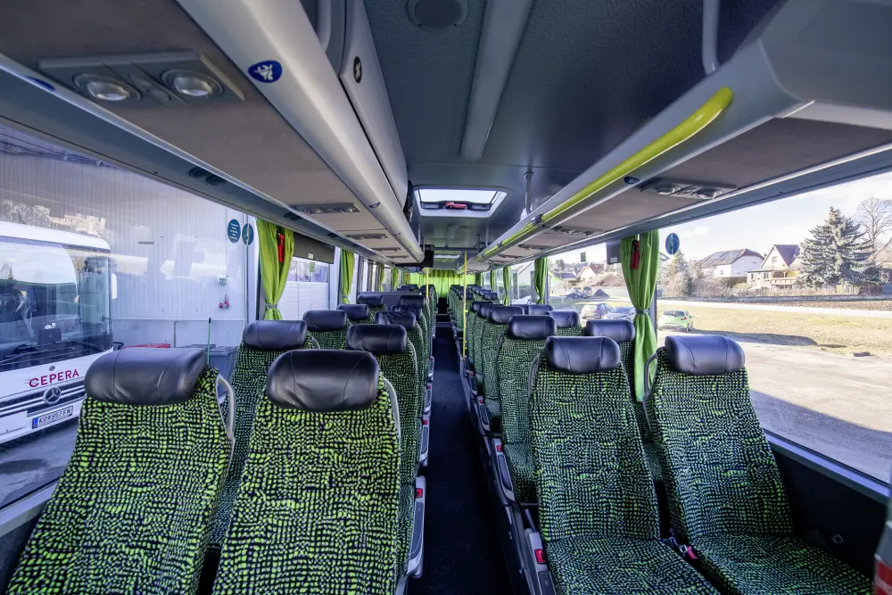 Innenansicht der Sitze eines Reisebusses von Cepera Reisen, Bus & Taxi.