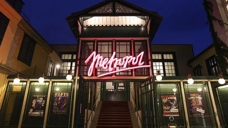 Innenhof mit Eingangsbereich Wiener Metropol mit Belechtung bei Nacht