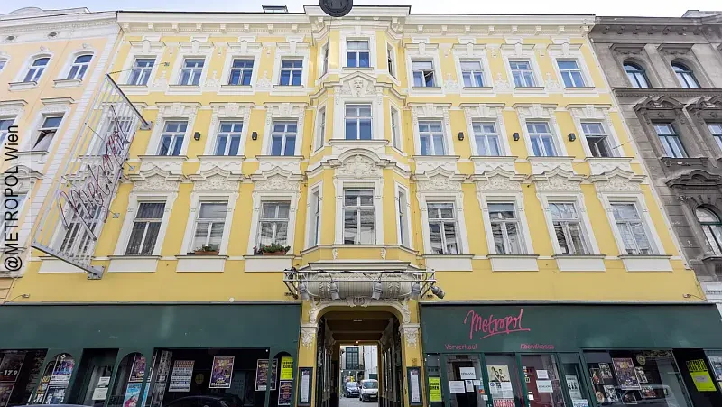 Gebäude mit gelber Außenfassade und Eingang zum Wiener Metropol auf der Hernalser Hauptstrasse 55