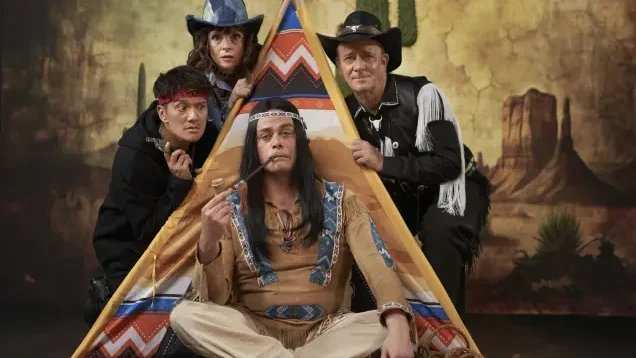 Szenefoto mit drei Cowboys, einem Indianer und einem Tipi-Zelt vom Musical Go West im Wiener Metropol