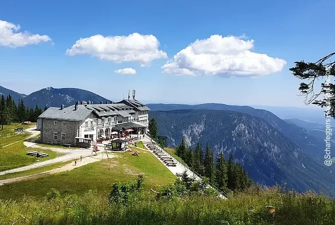 Berggasthof auf der Raxalpe aus der Vogelperspektive, blauer Himmel mit weißen Wolken
