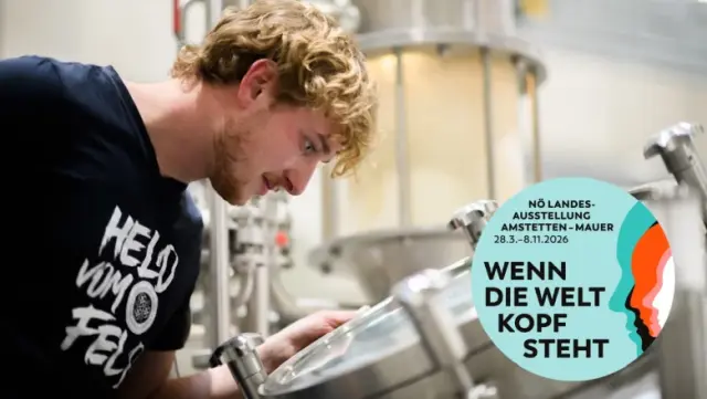 Sujet zur NÖ Landesausstellung 2026 mit einem Mann, der interessiert die Destilleriegefäße begutachtet, im Hintergrund große silberne Kessel