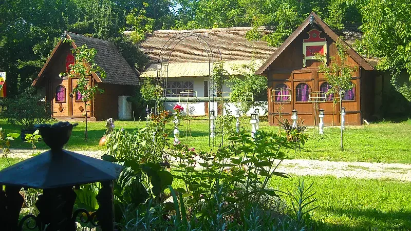 Aussenansicht historischer Theaterstadl mit Garten
