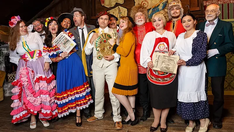 Verkleidete Personen einer Theatertruppe auf einer Bühne