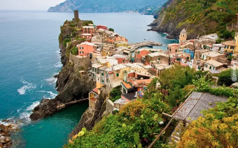 Cinque Terre, Halbinsel an der italienischen Riviera, auf einem Felsen, Vogelperspektive