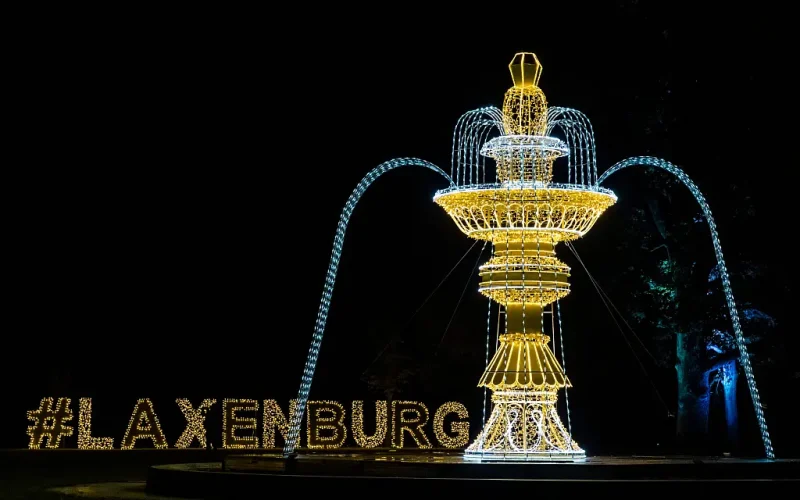 Lichtinstallation beleuchteter Springbrunnen mit Schriftzug "Laxenburb", schwarzer Hintergrung
