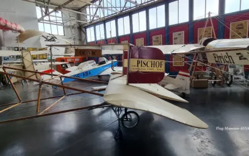 Ausstellungshalle in einem Luftfahrtmuseum mit alten Flugzeugen