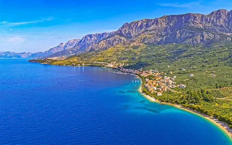 Luftaufnahme vom kroatischen Urlaubsort Tucepi an der Riviera von Makarska, Blick von Süden nach Norden