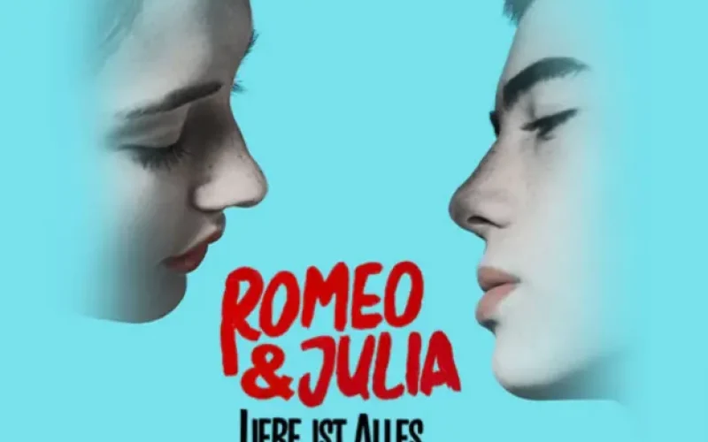 Flyer mit Sujet für das Musical "Romeo und Julia" im Museumsquartier Wien, ein Mädchen und ein Junge,d ie im Begriff sind sich zu küssen, schwarz.weiß Fotografie, türkiser Hintergrund, Schriftzufg"Romeo und Julia" in rot