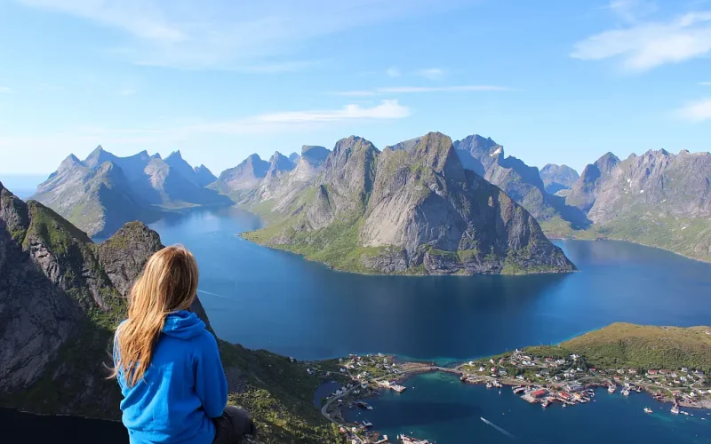 Luftbild auf die Lofoten, Inselgruppe vor der Küste Nordnorwegens