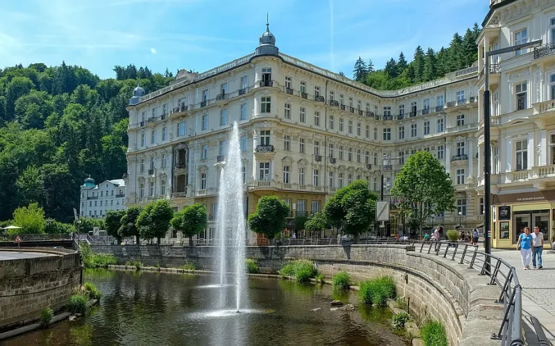 Grandhotel Pupp in Karlovy Vary mit Springbrunnen im Vordergrund